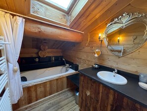 Een bad, een haardroger, zeep, toiletpapier