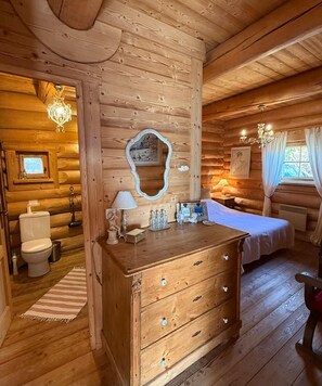 4 bedrooms, desk, iron/ironing board, travel crib