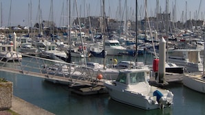 Ein Hafen voller verschiedener Boote, dicht aneinanderliegend.