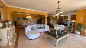 Téléviseur, foyer, chaîne audio