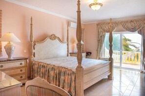4 bedrooms, iron/ironing board, travel crib, free WiFi - Beautiful exclusive villa with heatable pool and jacuzzi directly at the sea. (Carvoeiro)