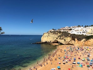 Plage à proximité, chaises longues