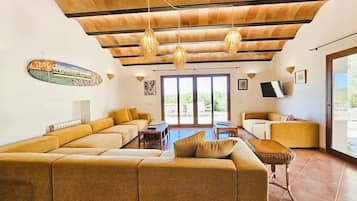 Una chimenea, una mesa de tenis de mesa