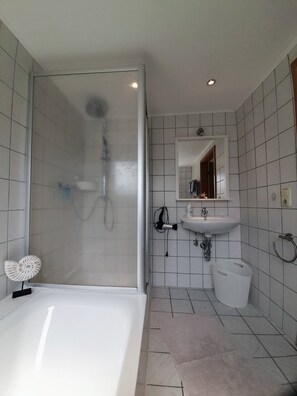 Combined shower/bathtub, hair dryer, towels, soap - Apartment near Leer, Ditzum, quiet but conveniently located  (Jemgum)