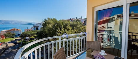 تناول الطعام بالخارج