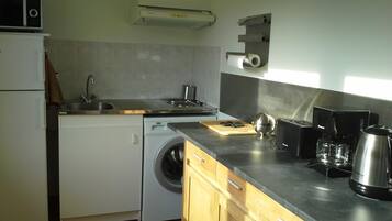 Een koelkast, een microgolfoven, een oven, een kookplaat