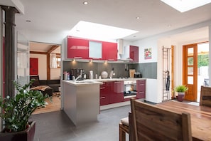 Fridge, oven, stovetop, dishwasher