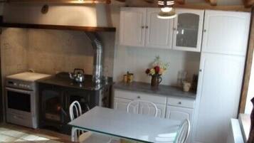 Een koelkast, een magnetron, een oven, een kookplaat