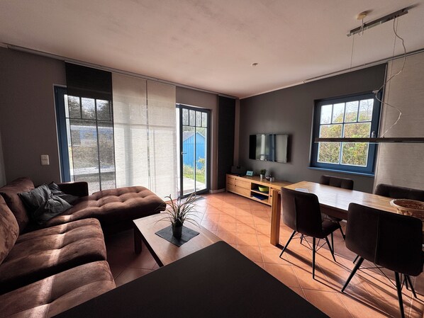 Televisor, llibres i estèreo 