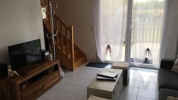 TV, DVD player, livros, aparelho de som