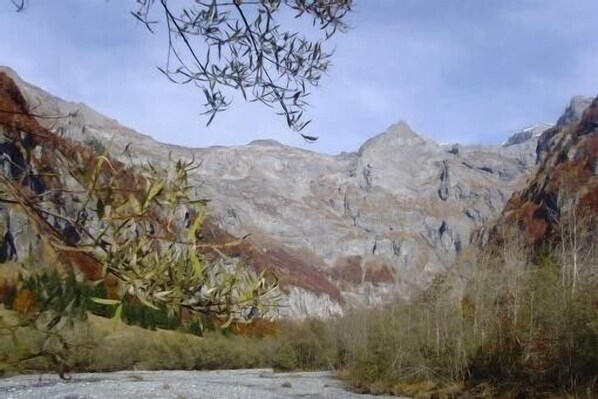 Paisagem montanhosa com um rio.
