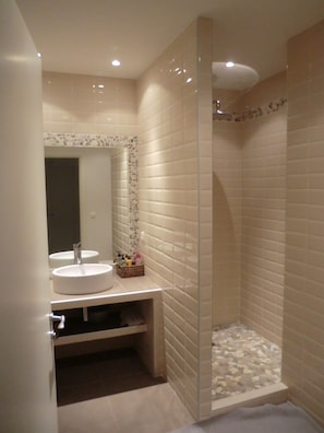 Ensemble douche/baignoire, sèche-cheveux