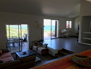 TV, DVD player, books, video library - Private domain of Cala Rossa, Porto-Vecchio, Villa 6 bedrooms, magnificent view  (Lecci)