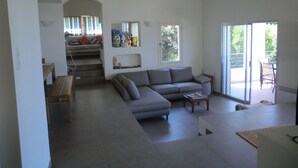 TV, DVD-spiller, bøker og filmbibliotek
