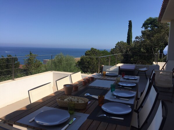 Outdoor dining - Private domain of Cala Rossa, Porto-Vecchio, Villa 6 bedrooms, magnificent view  (Lecci)
