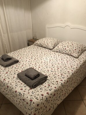 2 bedrooms, iron/ironing board, travel cot