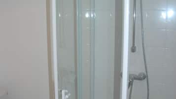 Douche, serviettes fournies