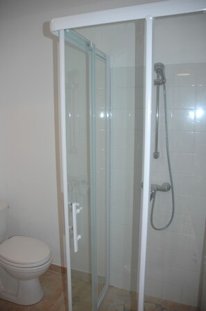 Douche, serviettes fournies