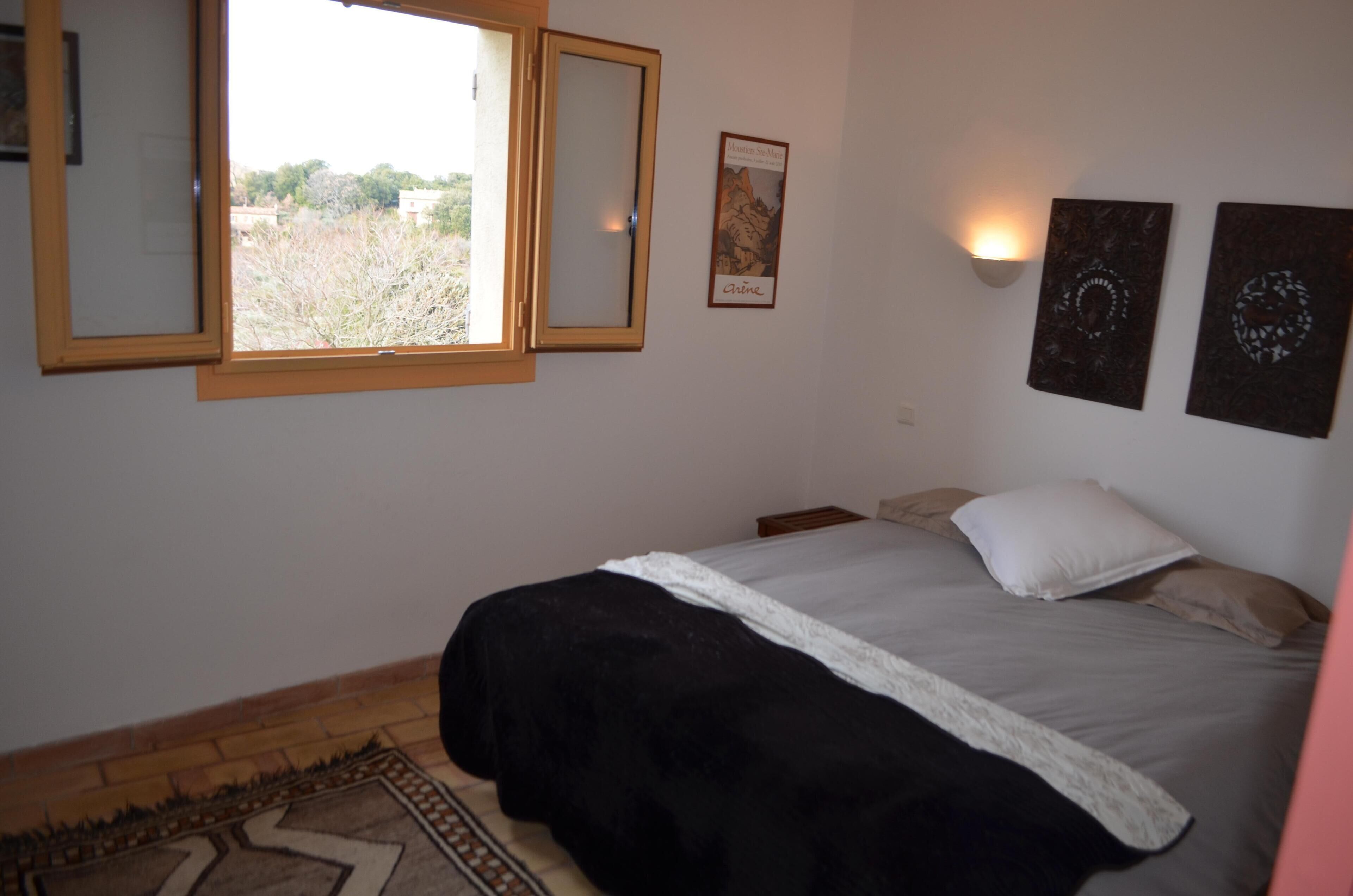 Maisonette on the edge of the medieval village of Aups