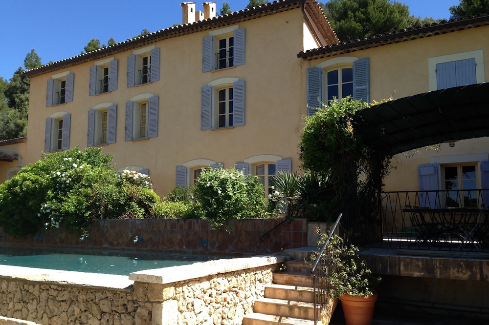 Maisonette on the edge of the medieval village of Aups