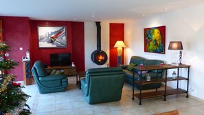 Televisión, chimenea, videojuegos y reproductor de DVD