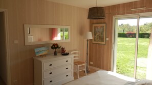 5 slaapkamers, een strijkplank/strijkijzer, wifi, beddengoed