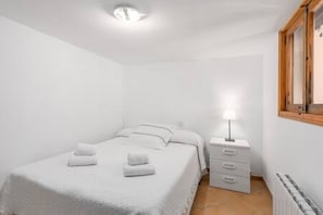 3 chambres, fer et planche à repasser, Wi-Fi, draps fournis