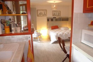 2 bedrooms, iron/ironing board, travel cot, free WiFi