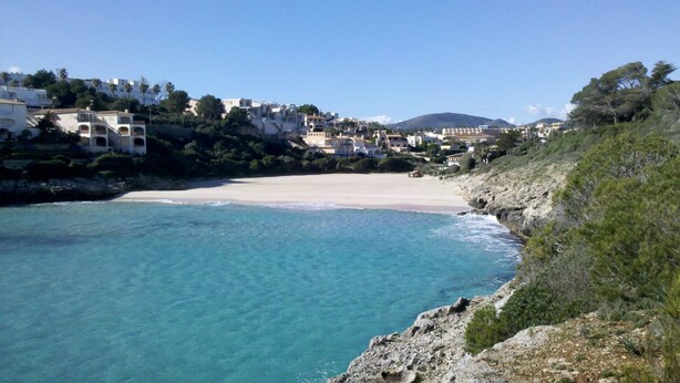 Une ville côtière dotée d’une plage de sable fin et d’eaux d’un bleu limpide.