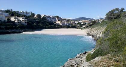 Hiljainen finca uima-altaalla ja grillausalueella. Terassi upealla näköalalla.