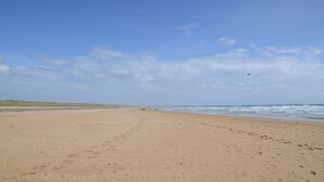 A wide sandy beach with footprints leading to the water. - Large house with exceptional sea views in a protected environment (Plouharnel)