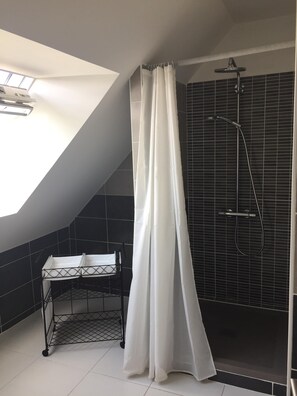 Bathtub, hair dryer