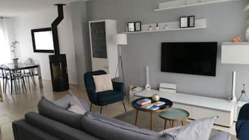 TV connectée, lecteur de DVD, livres, chaîne hi-fi