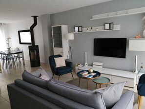 TV connectée, lecteur de DVD, livres, chaîne hi-fi