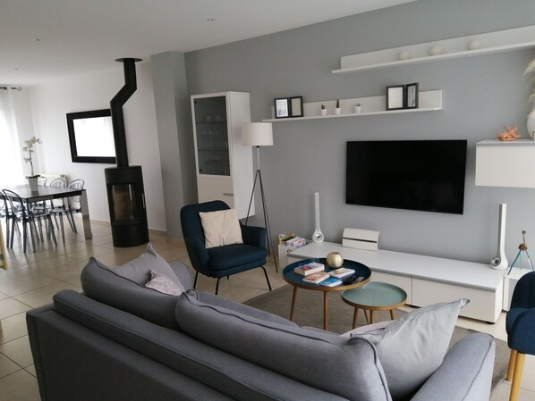 Smart TV, DVD player, books, stereo