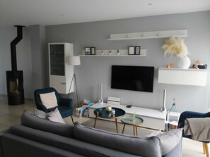 TV connectée, lecteur de DVD, livres, chaîne hi-fi