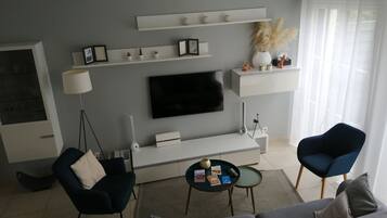 TV connectée, lecteur de DVD, livres, chaîne hi-fi