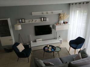 TV connectée, lecteur de DVD, livres, chaîne hi-fi