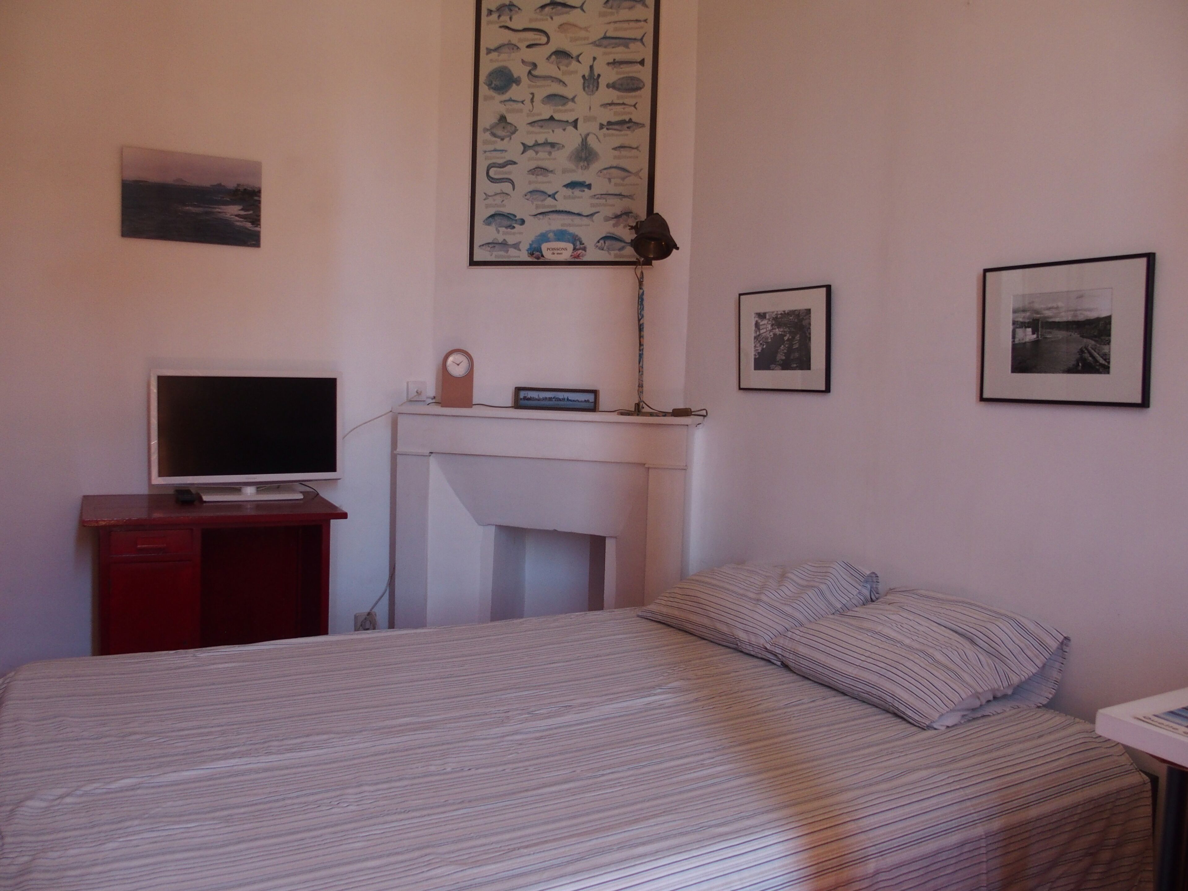 Un balcon sur la mer. Une chambre en ville