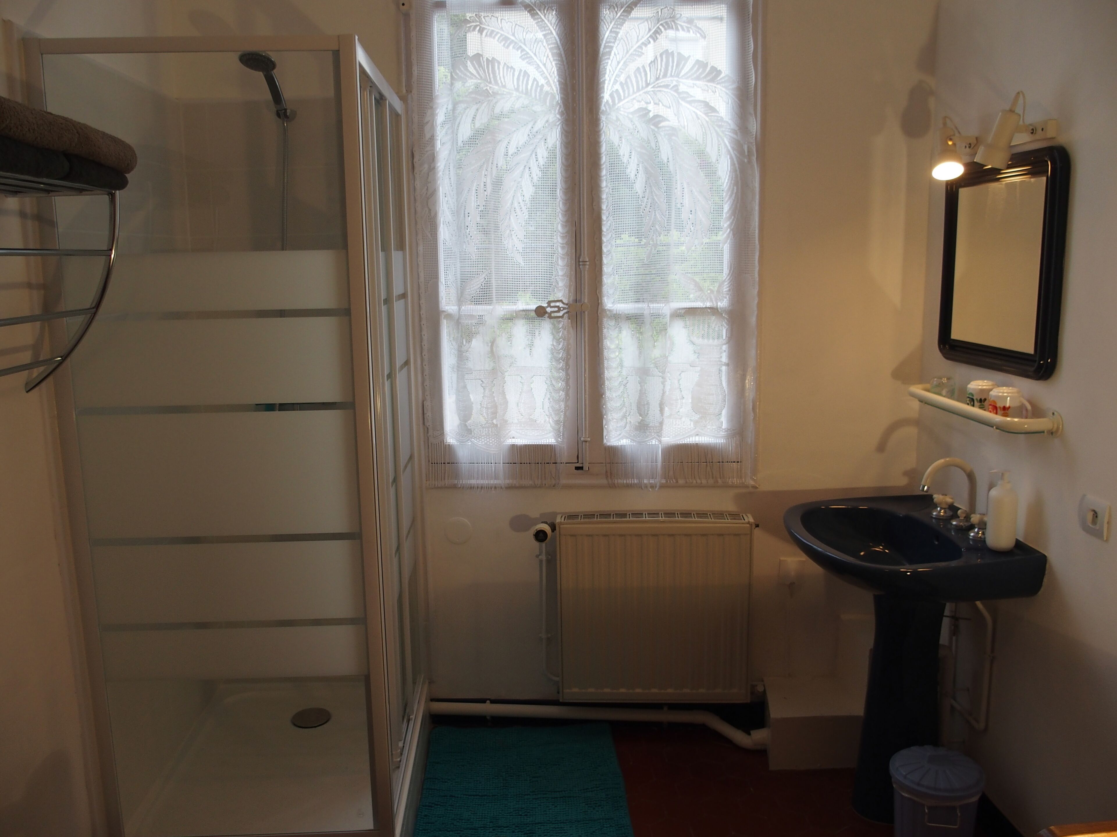 Un balcon sur la mer. Une chambre en ville