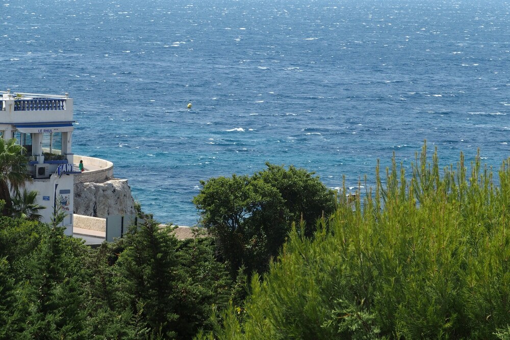 Un balcon sur la mer. Une chambre en ville