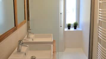 Een douche, milieuvriendelijk toiletgerief, een haardroger