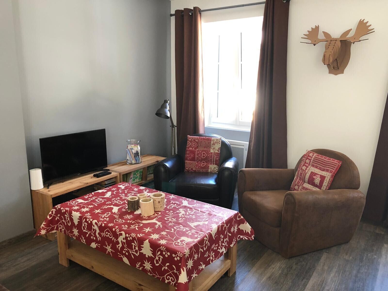 Gite familial à la montagne (75m2-2 ch) au pied des pistes Jura-40kms de Genève