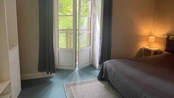 3 bedrooms, iron/ironing board, travel cot, free WiFi