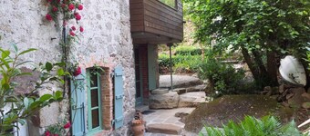 L'Oublière gite on the banks of the Sèvre, a stone's throw from the tourist town of Clisson.