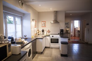 Fridge, microwave, oven, stovetop - The Village cottage with outdoor pool (Normier)