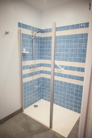Shower, hair dryer, towels - The Village cottage with outdoor pool (Normier)