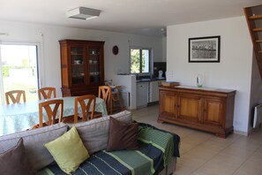 TV, lettore DVD, libri, videoteca
