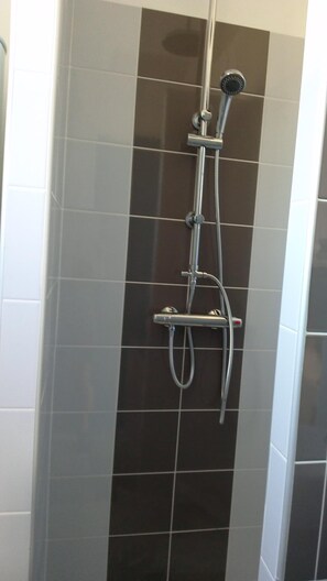 Een douche, een haardroger, handdoeken, zeep