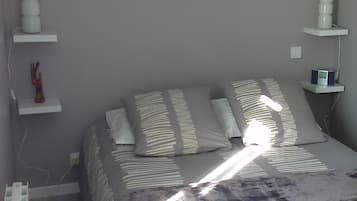 2 bedrooms, iron/ironing board, bed sheets